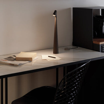 Skulpturerande bordslampa | Veska