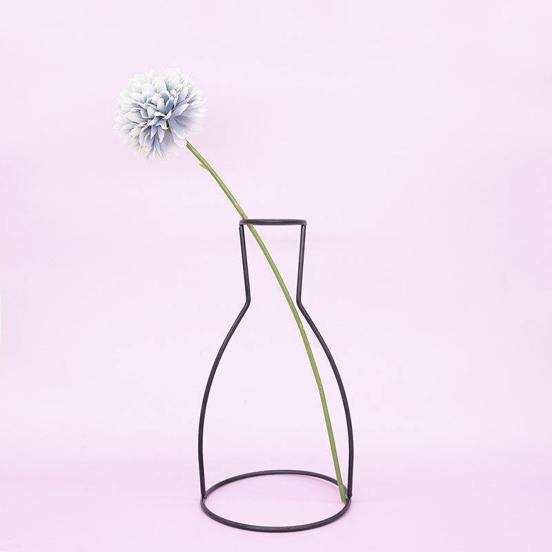 Sleek Iron Line Vase Stativ | Veska A