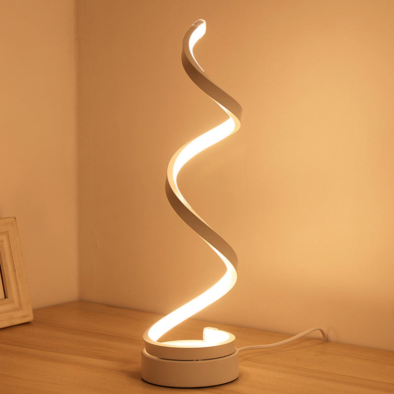 SpiraLuxe – Modern LED Bordslampa med Spiraldesign Veska