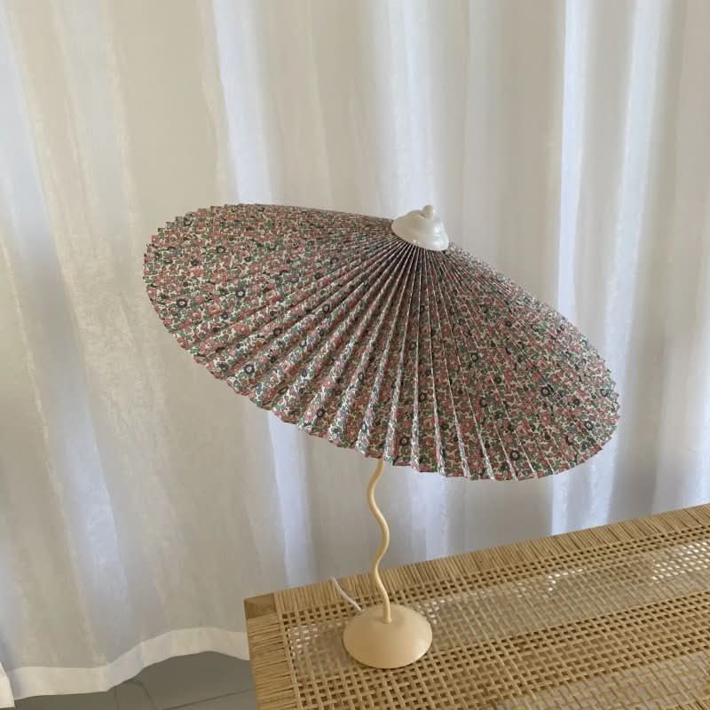 Squiggle Umbrella Table Lamp – Modern Twirl Design med kromfinish | Veska Blommig Grädde