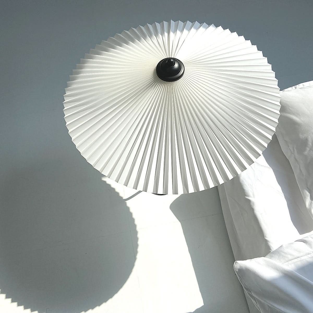 Squiggle Umbrella Table Lamp – Modern Twirl Design med kromfinish | Veska