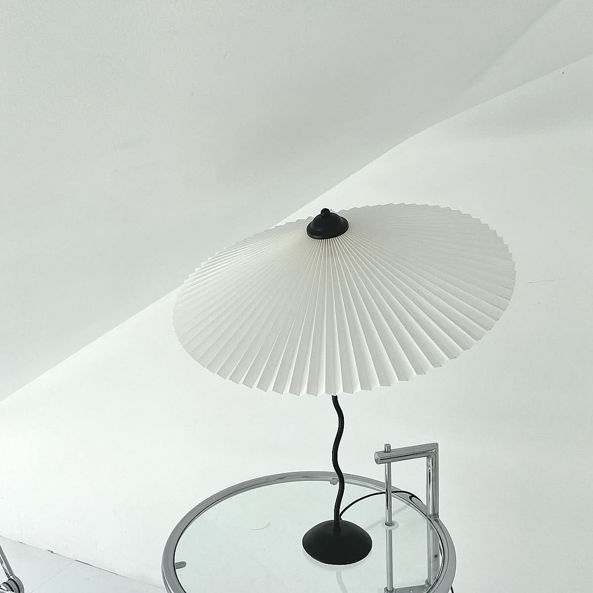Squiggle Umbrella Table Lamp – Modern Twirl Design med kromfinish | Veska