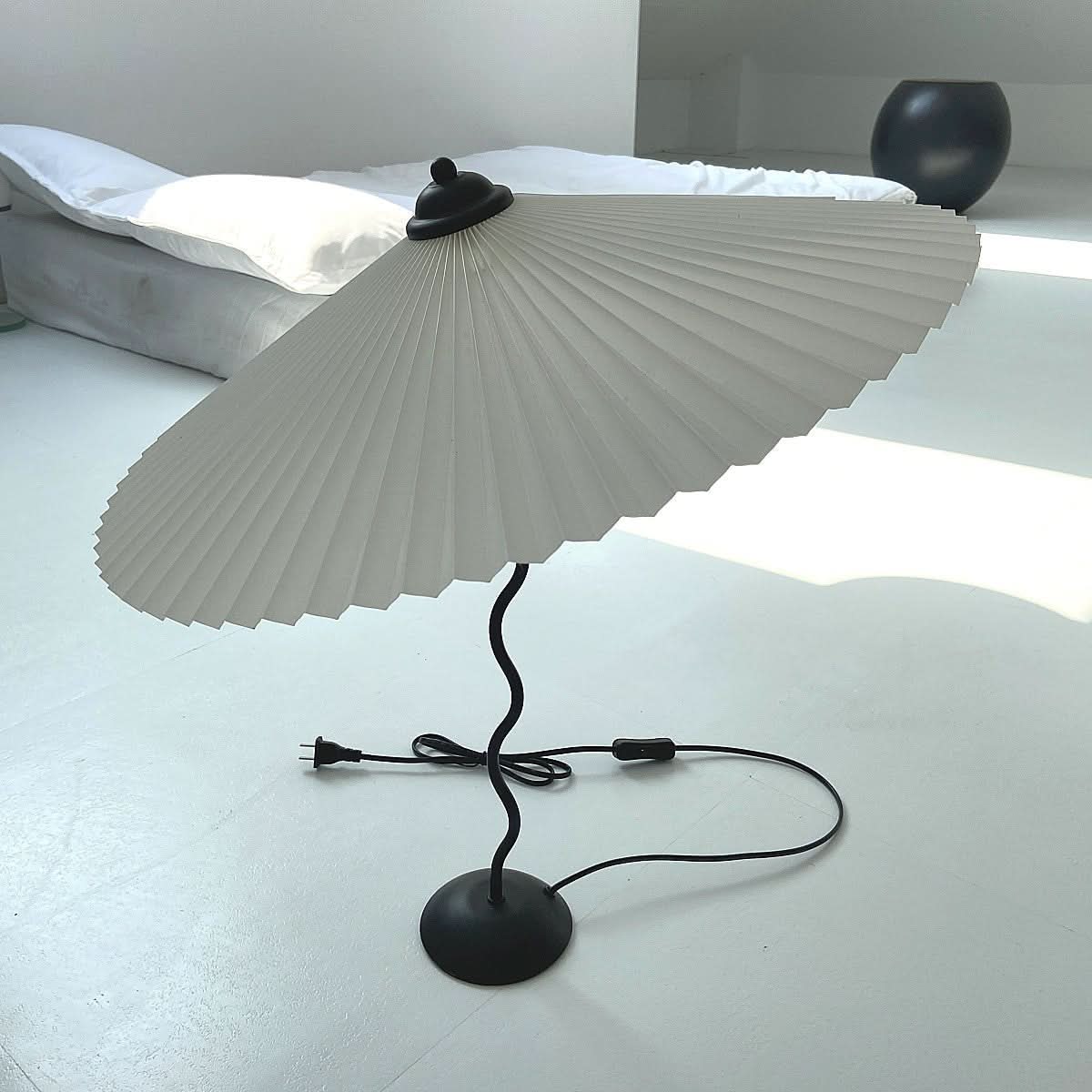 Squiggle Umbrella Table Lamp – Modern Twirl Design med kromfinish | Veska