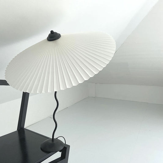 Squiggle Umbrella Table Lamp – Modern Twirl Design med kromfinish | Veska Vit Svart