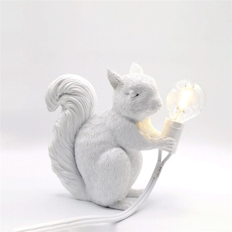 SquirrelBright Nordisk Ekorre Bordslampa | Designer Dekor | LED Stämningsljus | Perfekt för Hemmet | Veska Vit