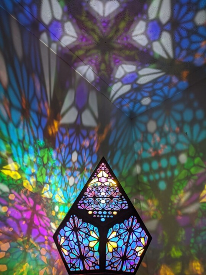 Stained Glass Style LED Bordslampa - LumiAura | Veska