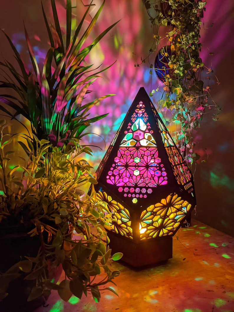 Stained Glass Style LED Bordslampa - LumiAura | Veska
