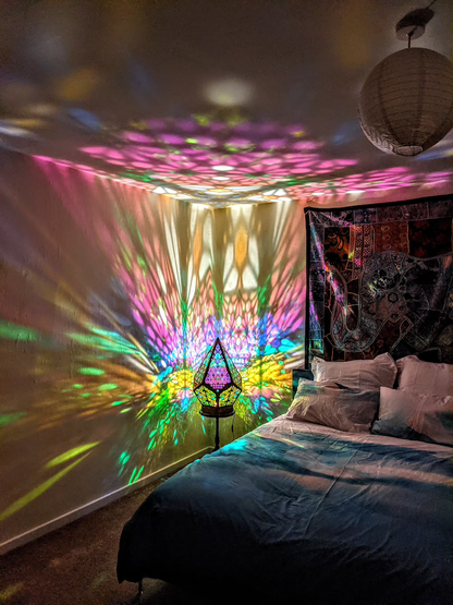 Stained Glass Style LED Bordslampa - LumiAura | Veska