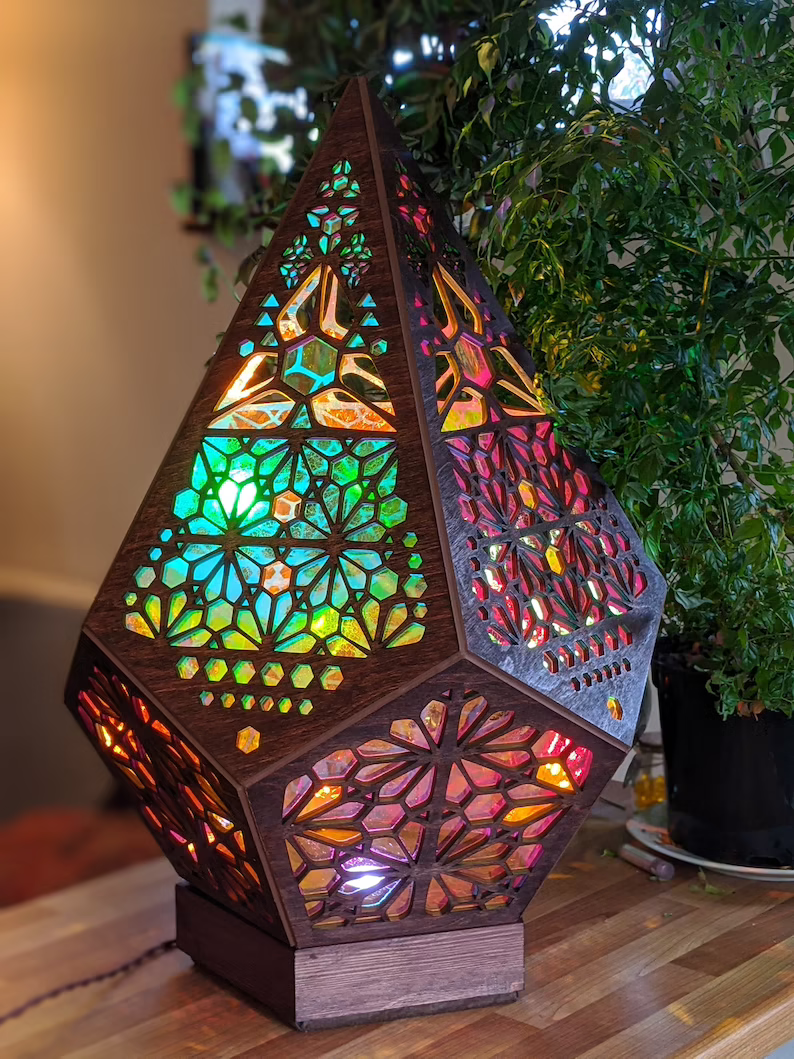 Stained Glass Style LED Bordslampa - LumiAura | Veska