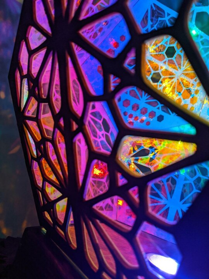 Stained Glass Style LED Bordslampa - LumiAura | Veska