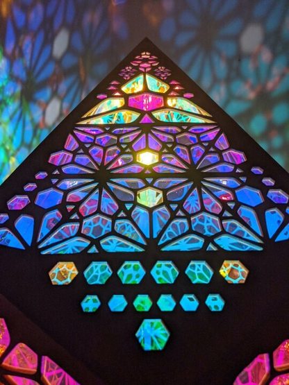 Stained Glass Style LED Bordslampa - LumiAura | Veska