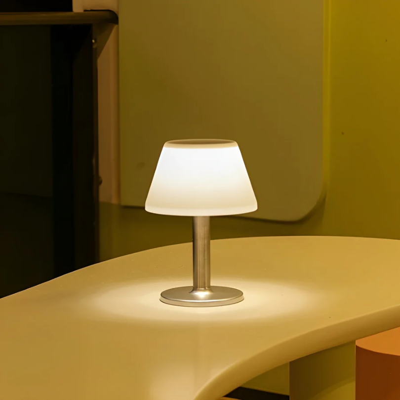 Stilig Solenergi Bordslampa - SolarLuxe | Veska