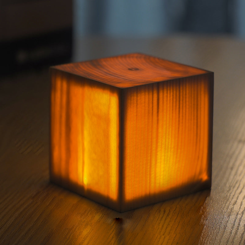 Stilren LED Bordslampa - WoodGlow | Veska Fyrkant 8 x 8 x 9 cm