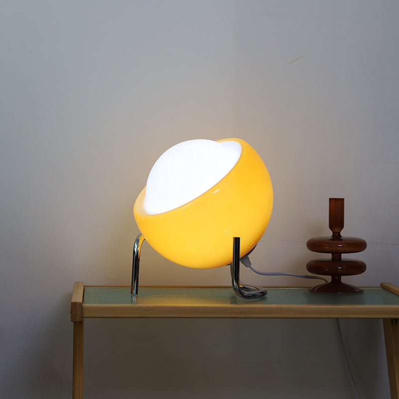 Stilren retro bordslampa som kombinerar Bauhaus-estetik och medeltida design | Veska