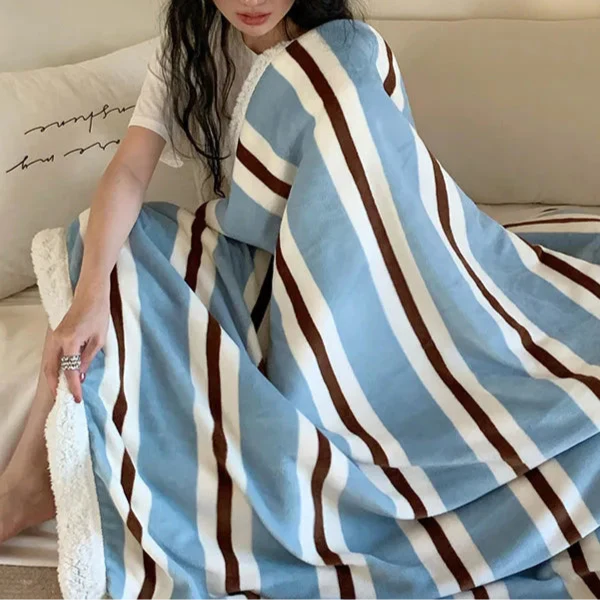 Stripe Sofa Throw | Veska Ljusblå