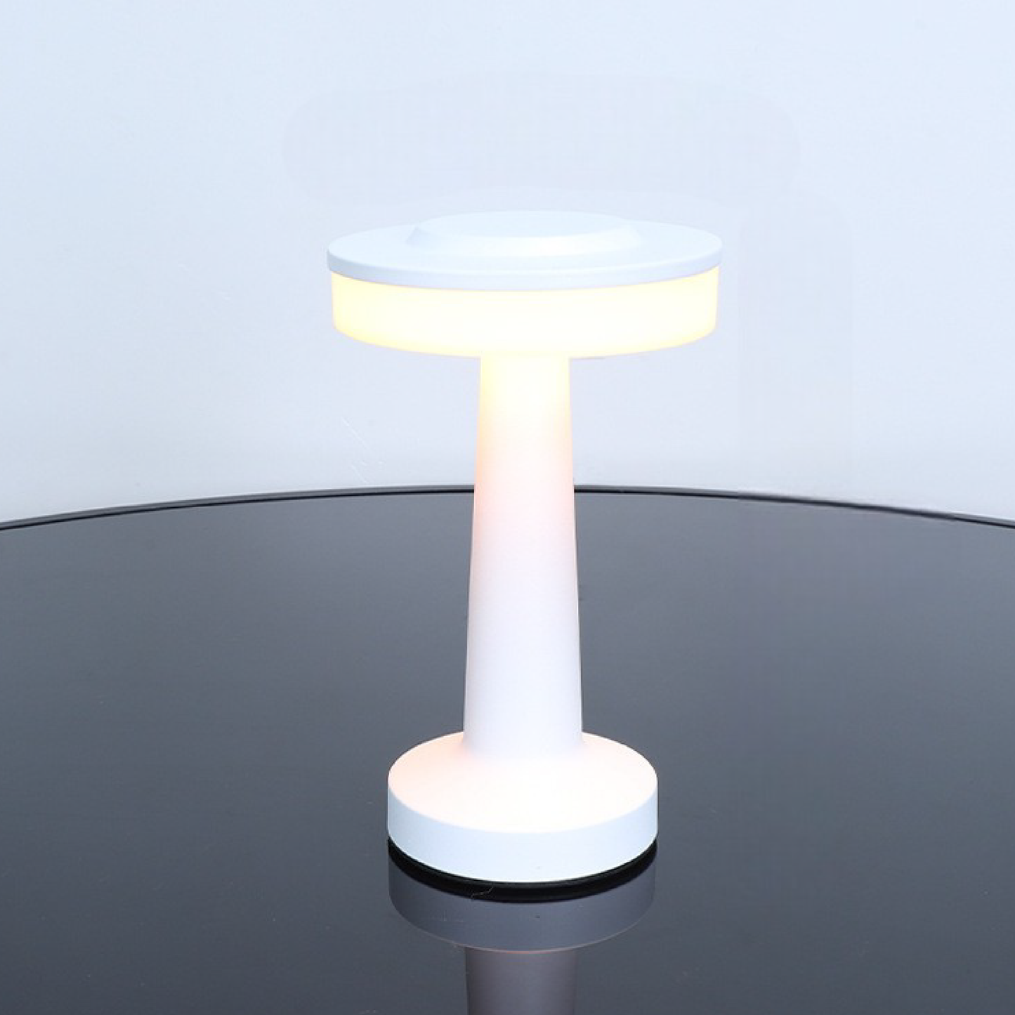 Svart LED-bordslampa med metallfinish – Modern belysning för vardagsrum och kontor, Varmt ljus | Veska Vit