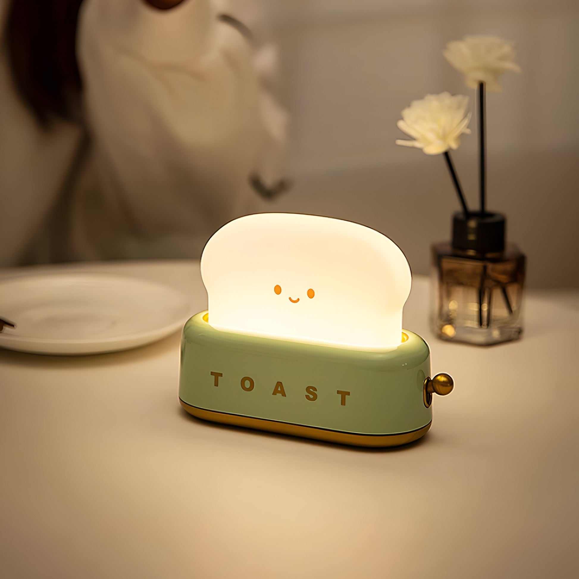 TinyToast Bordslampa – Portabel Brödrost-formad Nattlampa med Dimbar LED & USB-port | Veska