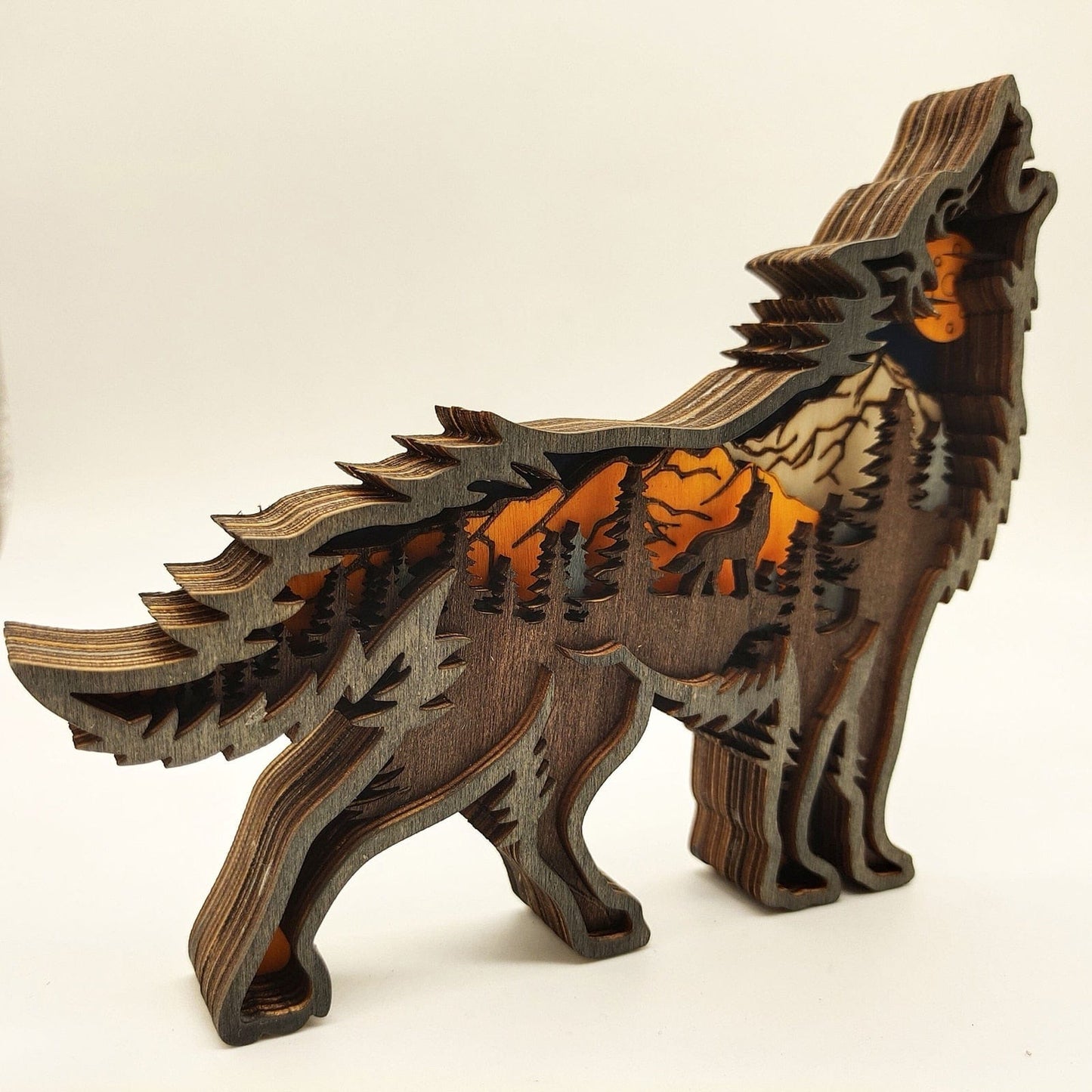 Trä Wolf Figur med LED-lampor | Veska
