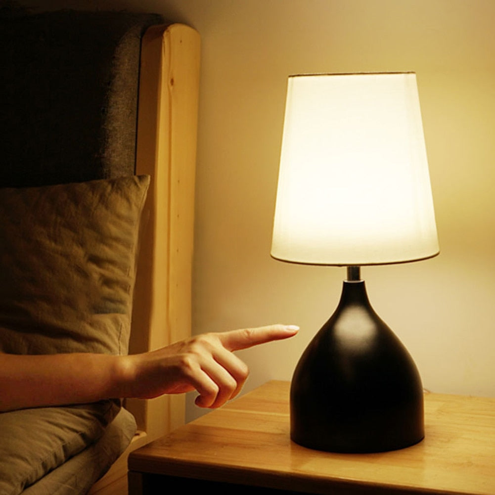 TrendyGlow – Modern LED Bordslampa för Sovrumsstämning | Veska