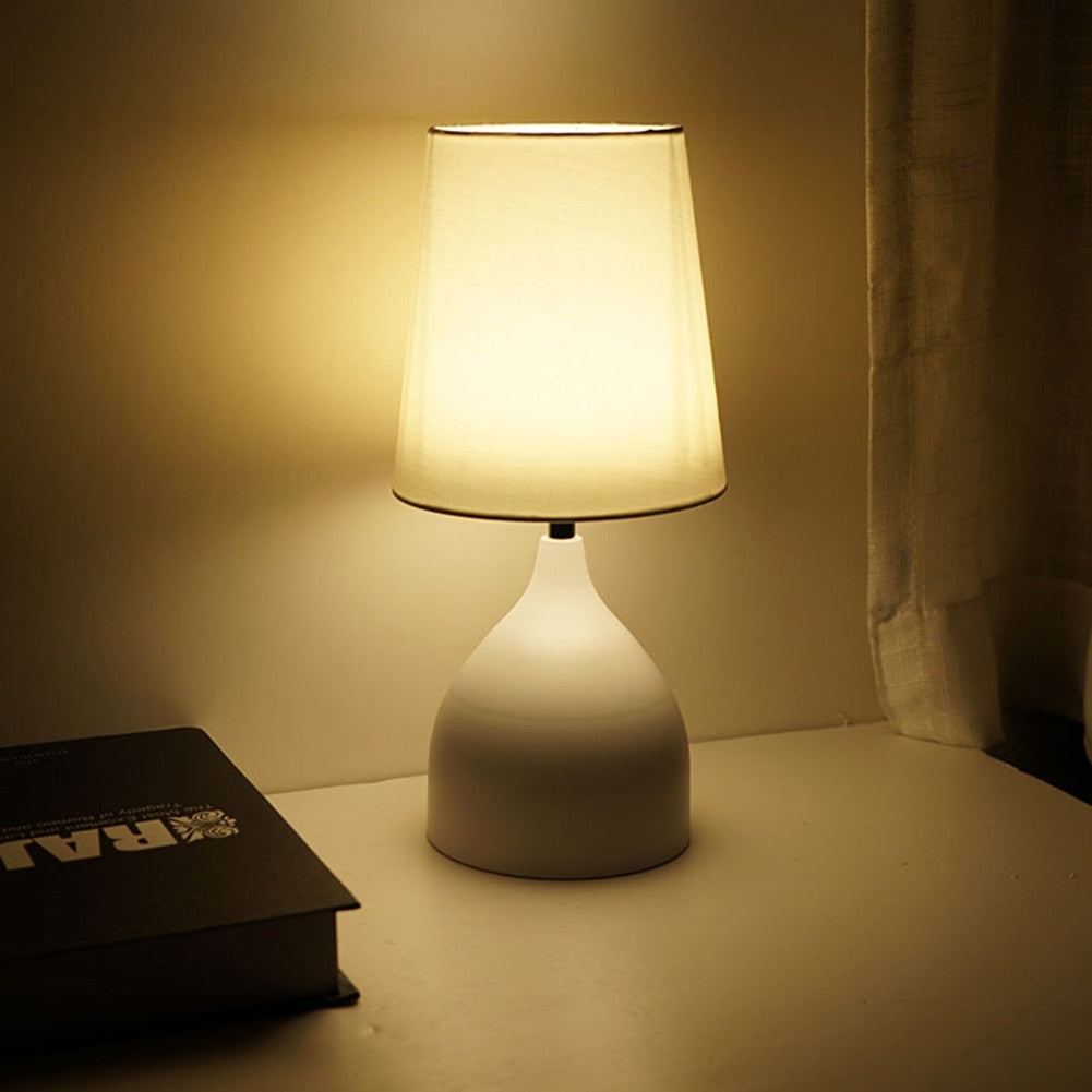TrendyGlow – Modern LED Bordslampa för Sovrumsstämning | Veska Vit