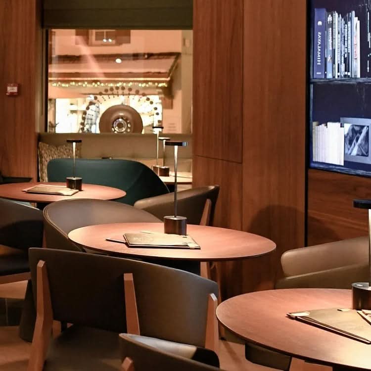 Uppladdningsbar LED-bordslampa med touch-dimmning | Veska