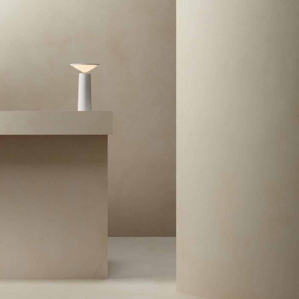 Veska | Aurora Bordslampa Modern Dimmbar Elegant Design