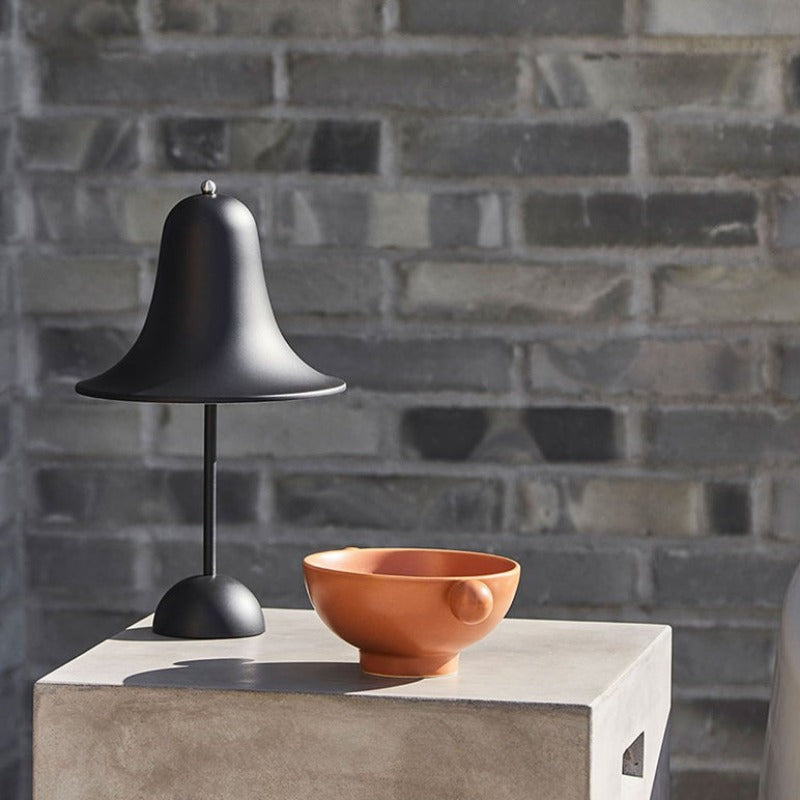 Veska | Classic Cap Trådlamp - Tidlös Design och Hållbart Batteri
