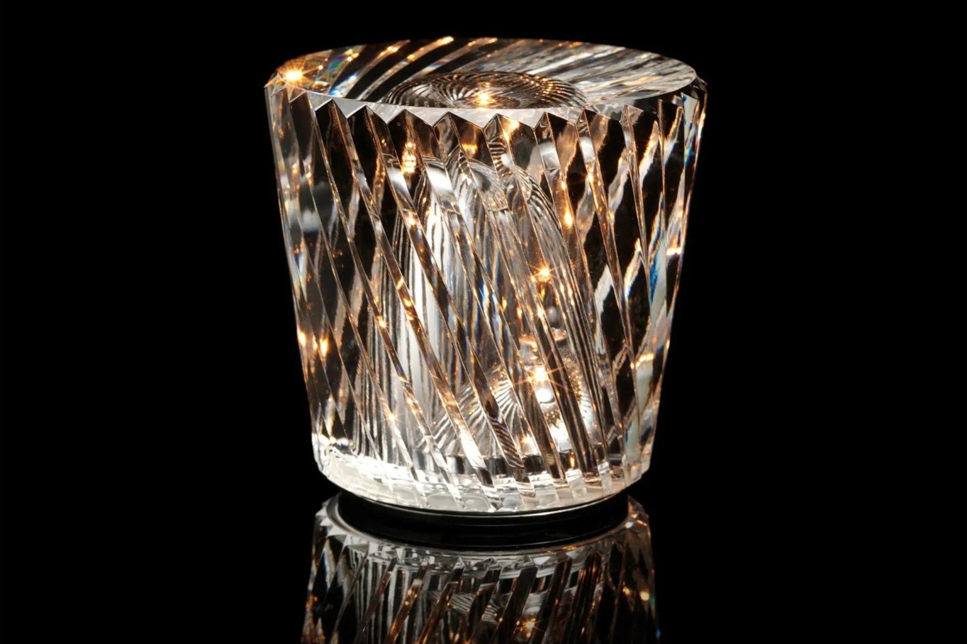 Veska | Crystal Table Lamp VÉLORIA | Diamond Look & 360° Light Play | Wireless & USB Rechargeable | Up to 12 hrs. Light Duration
