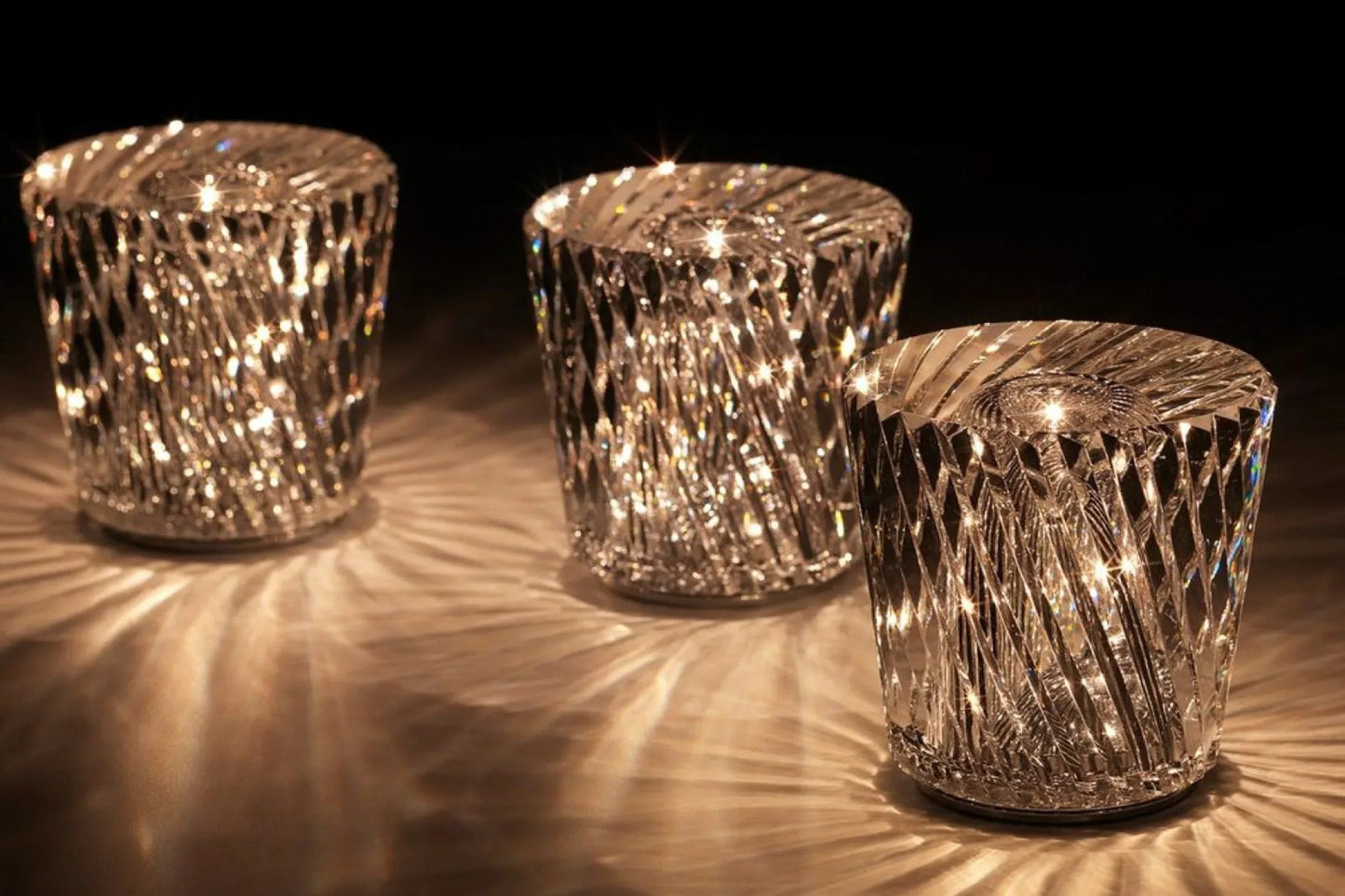 Veska | Crystal Table Lamp VÉLORIA | Diamond Look & 360° Light Play | Wireless & USB Rechargeable | Up to 12 hrs. Light Duration