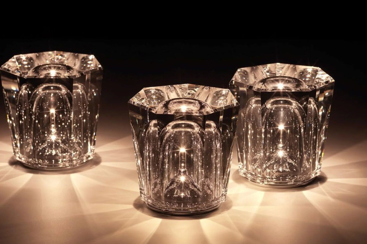 Veska | Crystal Table Lamp VÉLORIA | Diamond Look & 360° Light Play | Wireless & USB Rechargeable | Up to 12 hrs. Light Duration
