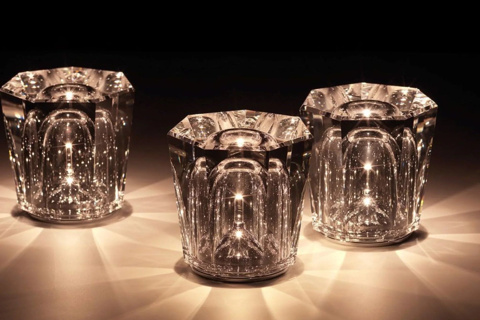 Veska | Crystal Table Lamp VÉLORIA | Diamond Look & 360° Light Play | Wireless & USB Rechargeable | Up to 12 hrs. Light Duration