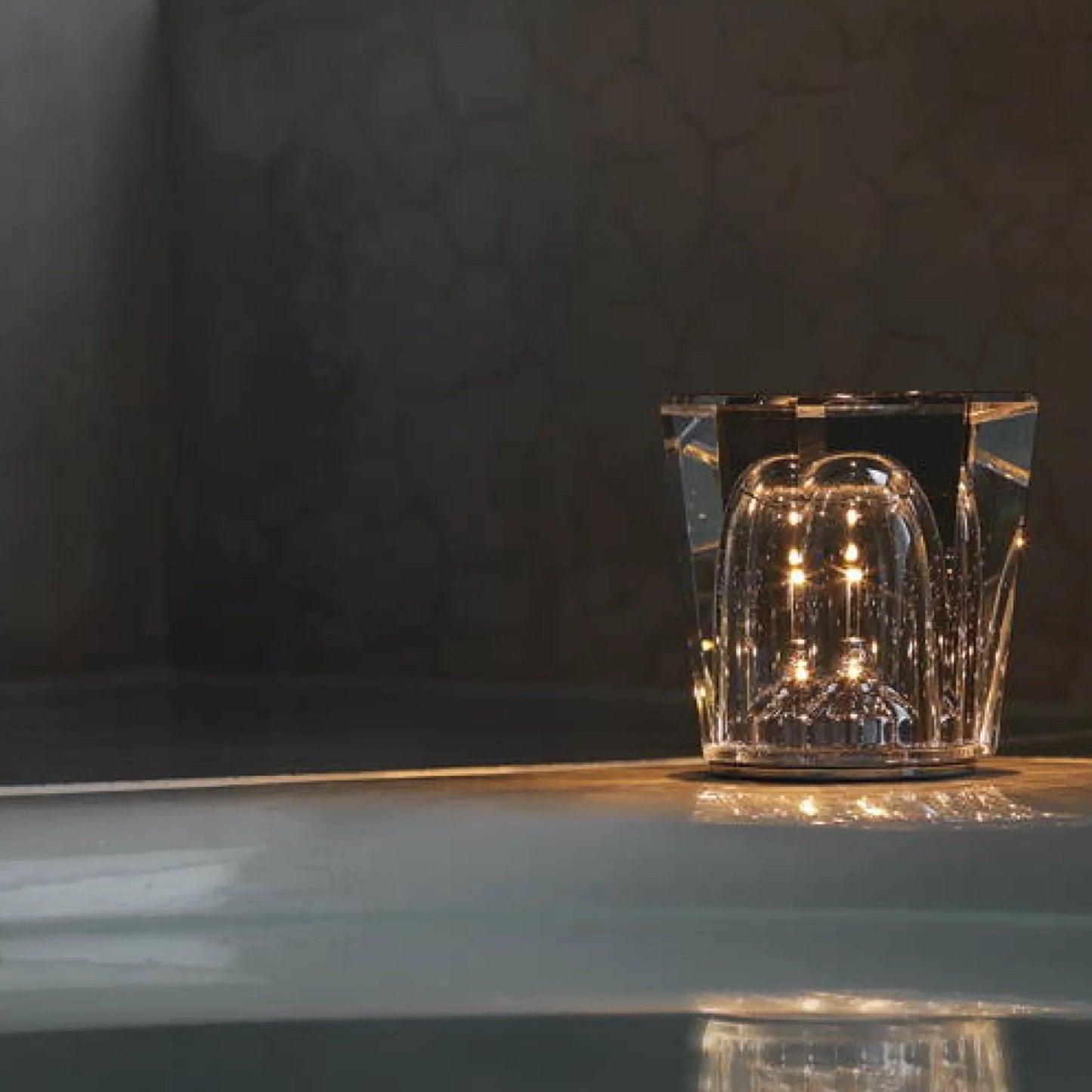 Veska | Crystal Table Lamp VÉLORIA | Diamond Look & 360° Light Play | Wireless & USB Rechargeable | Up to 12 hrs. Light Duration