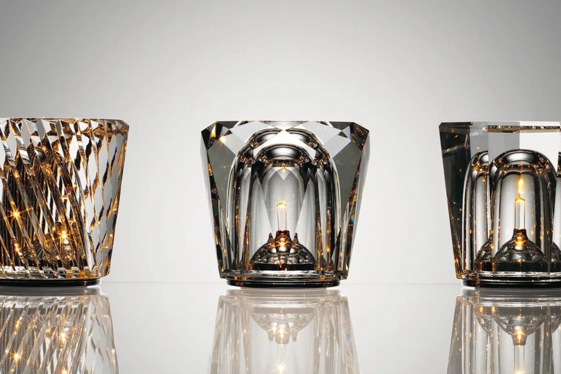 Veska | Crystal Table Lamp VÉLORIA | Diamond Look & 360° Light Play | Wireless & USB Rechargeable | Up to 12 hrs. Light Duration