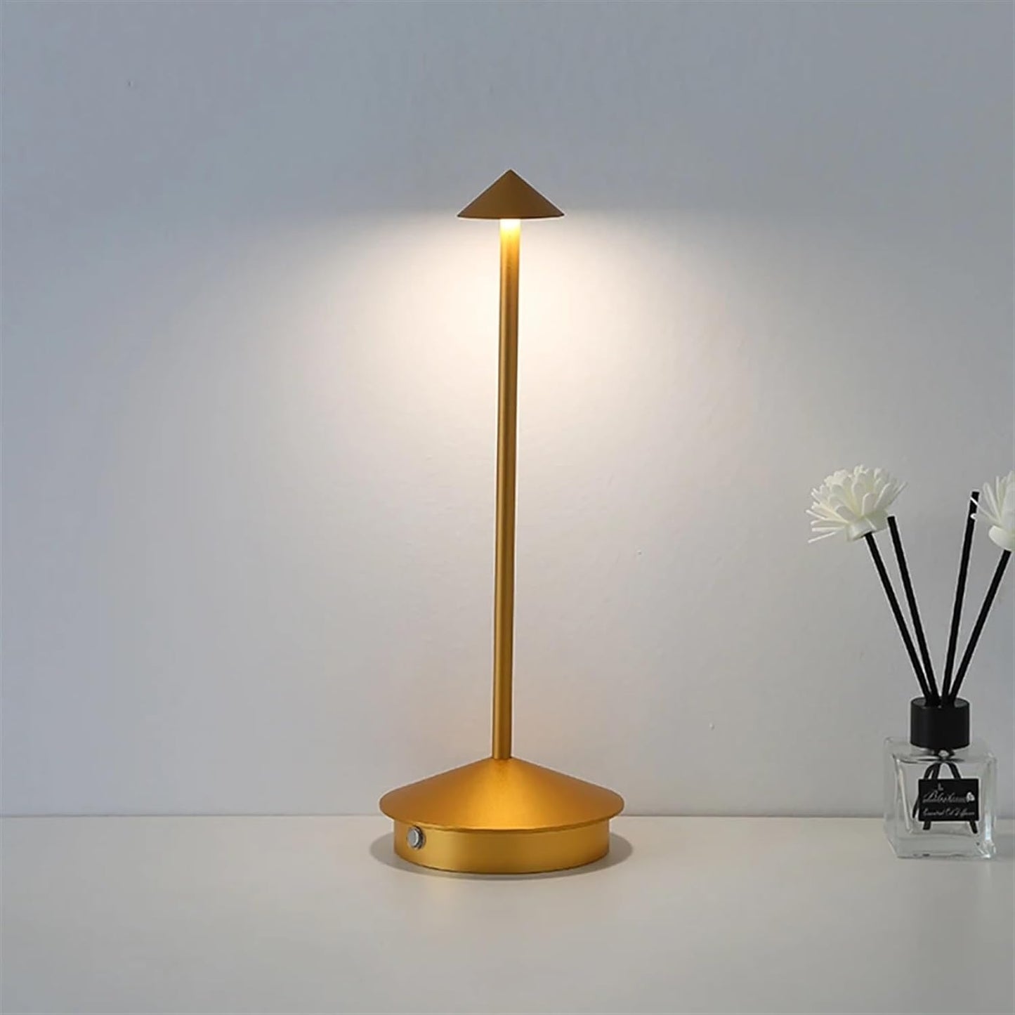 Veska | Eindhoven Robyn Arrow LED Bordslampa Guld