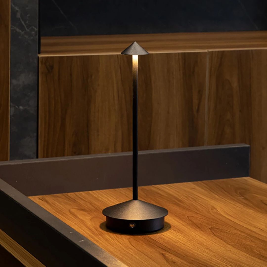 Veska | Eindhoven Robyn Arrow LED Bordslampa