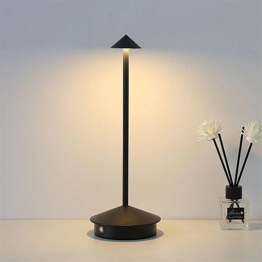 Veska | Eindhoven Robyn Arrow LED Bordslampa Svart