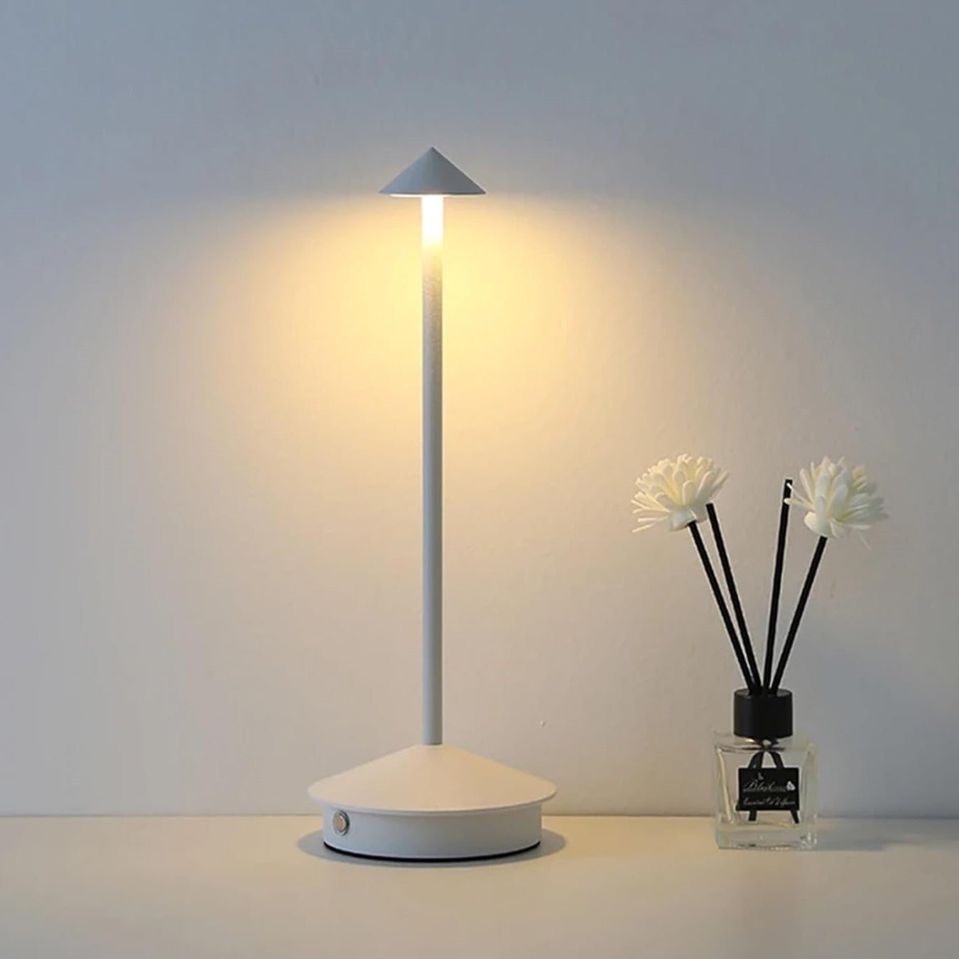 Veska | Eindhoven Robyn Arrow LED Bordslampa Vit