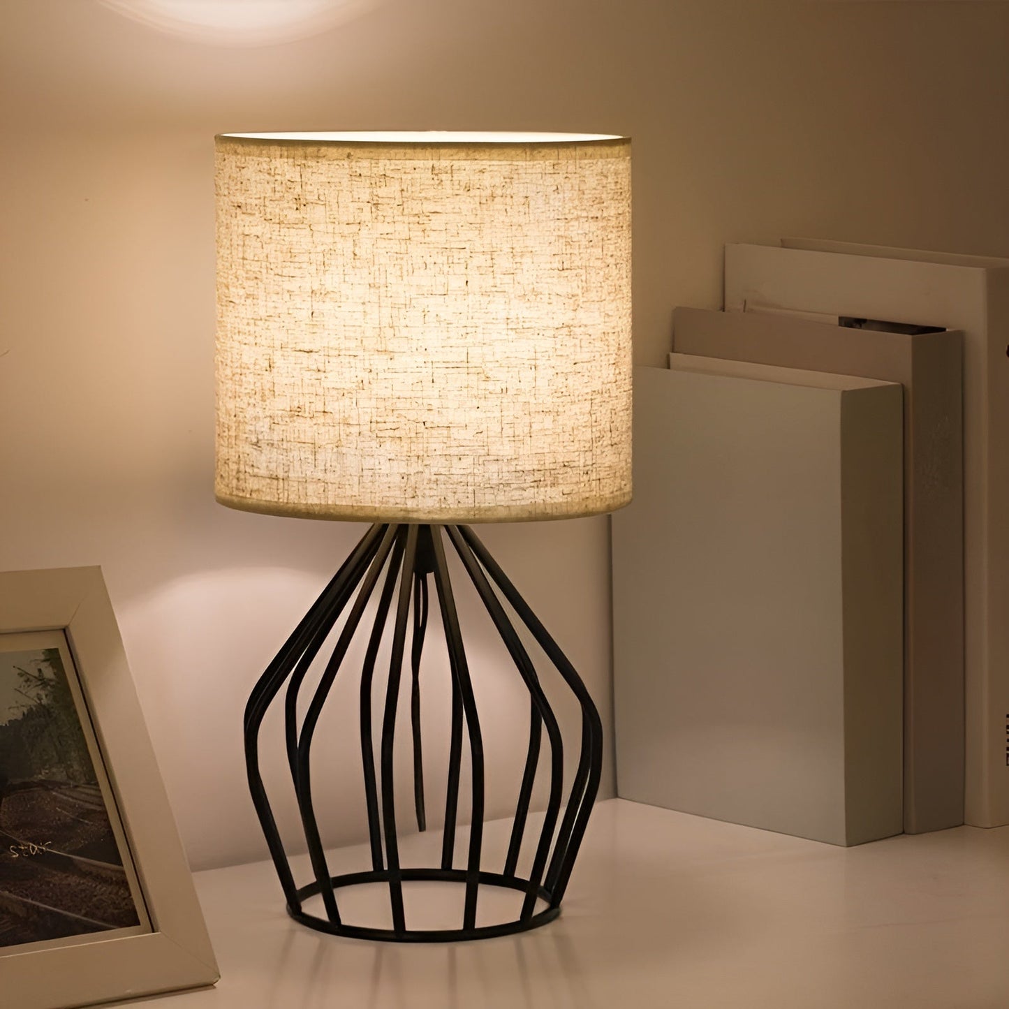 Veska | Elegant Bordslampa med Linneskärm och Metalbas – Perfekt Belysning