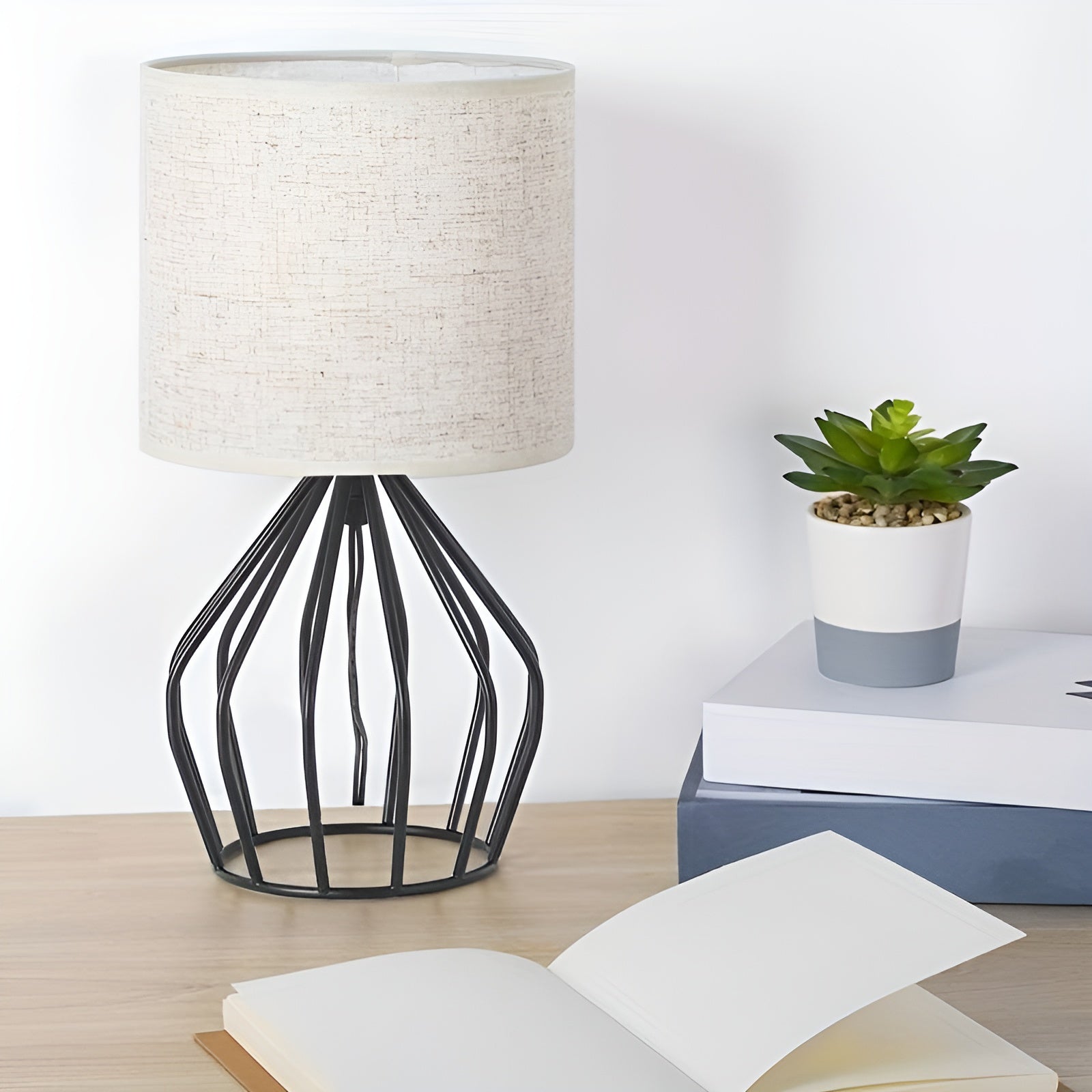 Veska | Elegant Bordslampa med Linneskärm och Metalbas – Perfekt Belysning