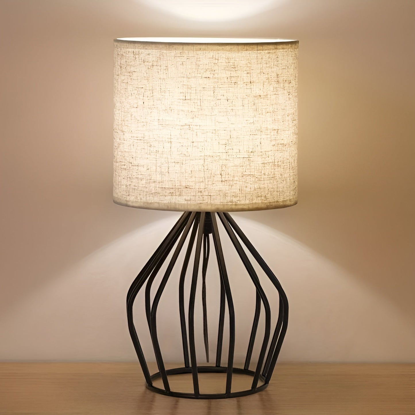 Veska | Elegant Bordslampa med Linneskärm och Metalbas – Perfekt Belysning