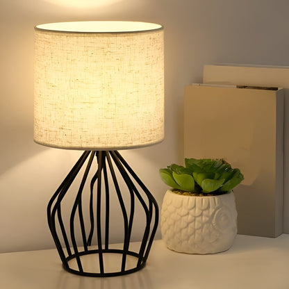 Veska | Elegant Bordslampa med Linneskärm och Metalbas – Perfekt Belysning
