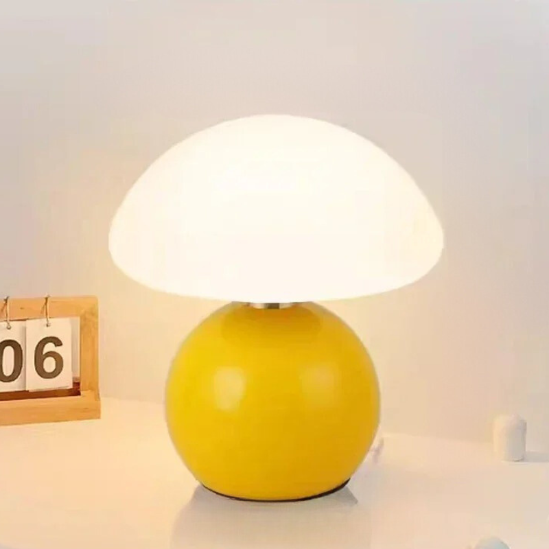 Veska | Elegant Cream Table Lamp – Atmosfärisk Belysning för Hem Gul