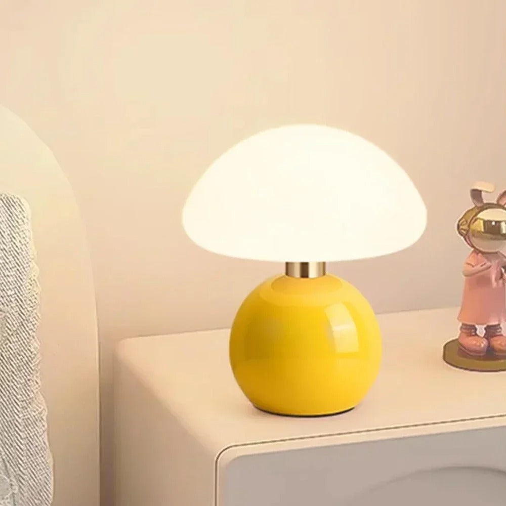 Veska | Elegant Cream Table Lamp – Atmosfärisk Belysning för Hem