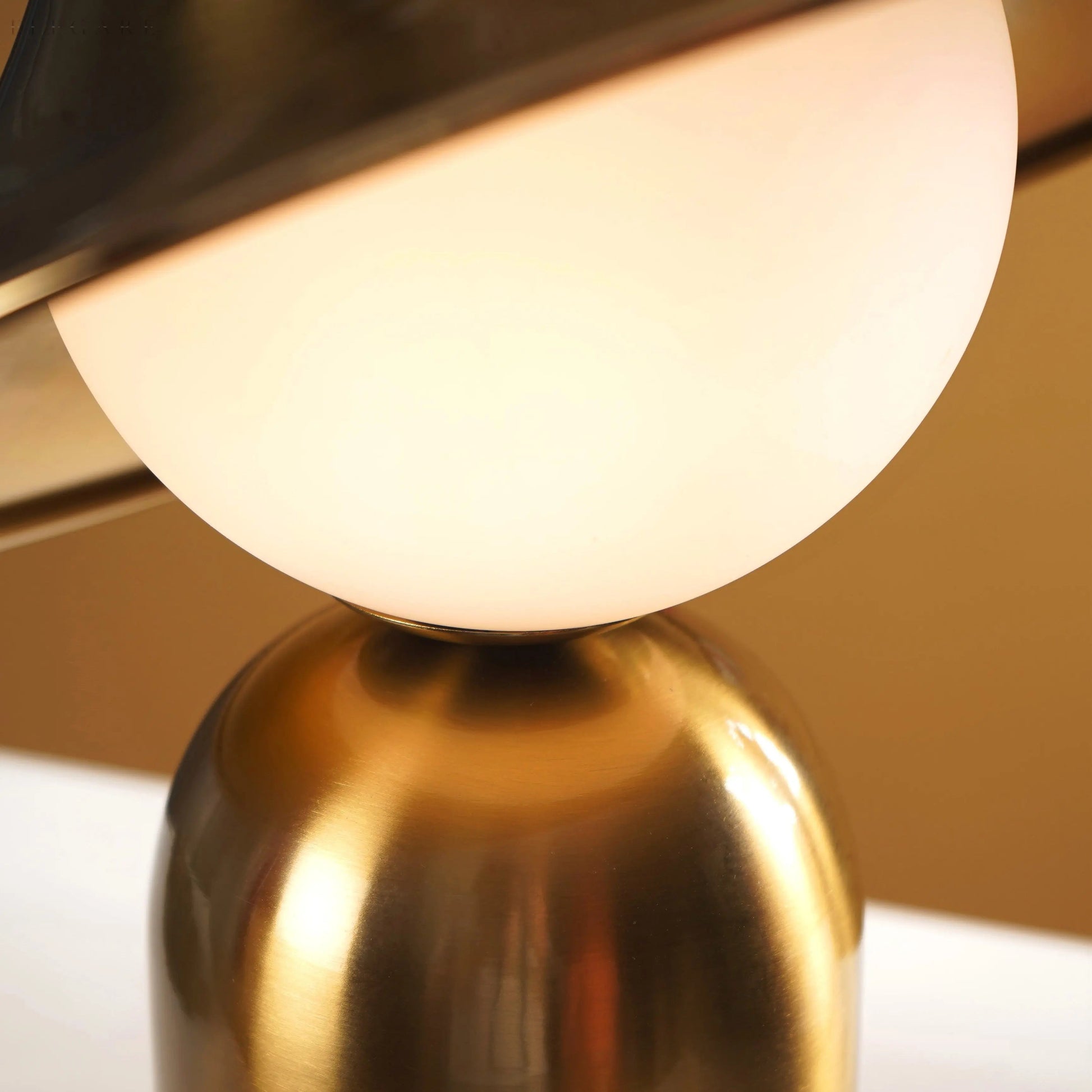 Veska | Elegant Guld Bordslampa Med LED, Skandinavisk Design För Mysigt Interiör