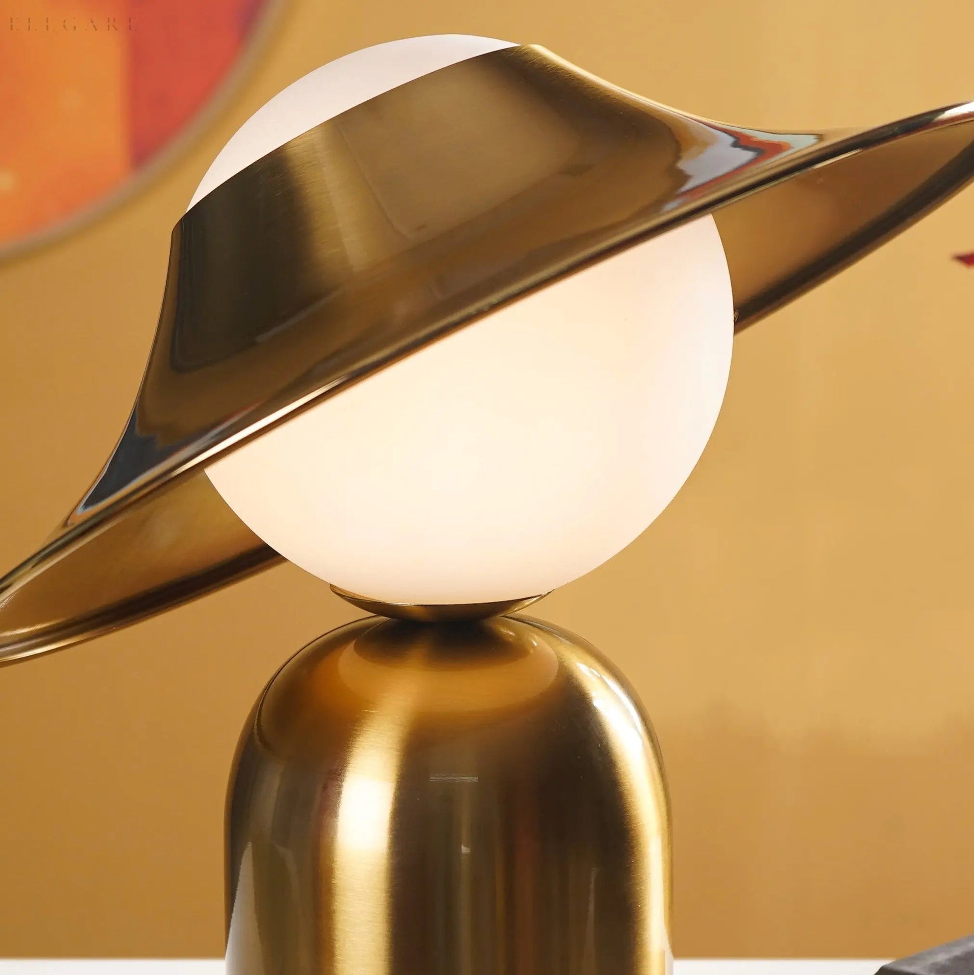 Veska | Elegant Guld Bordslampa Med LED, Skandinavisk Design För Mysigt Interiör