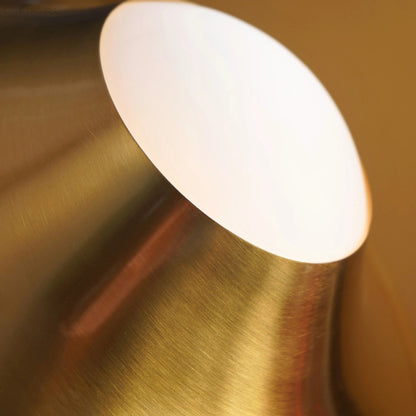 Veska | Elegant Guld Bordslampa Med LED, Skandinavisk Design För Mysigt Interiör