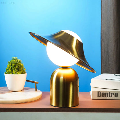 Veska | Elegant Guld Bordslampa Med LED, Skandinavisk Design För Mysigt Interiör