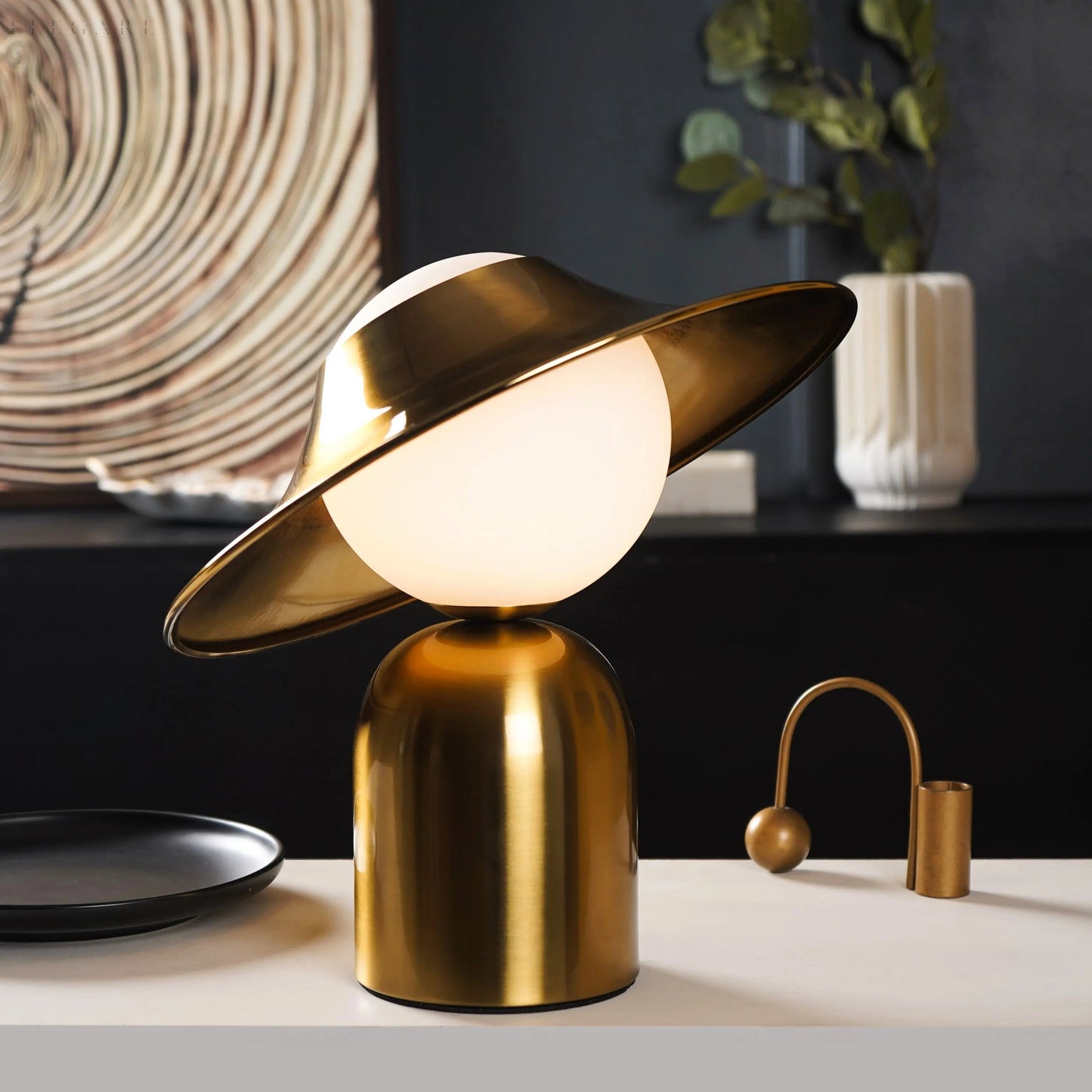 Veska | Elegant Guld Bordslampa Med LED, Skandinavisk Design För Mysigt Interiör