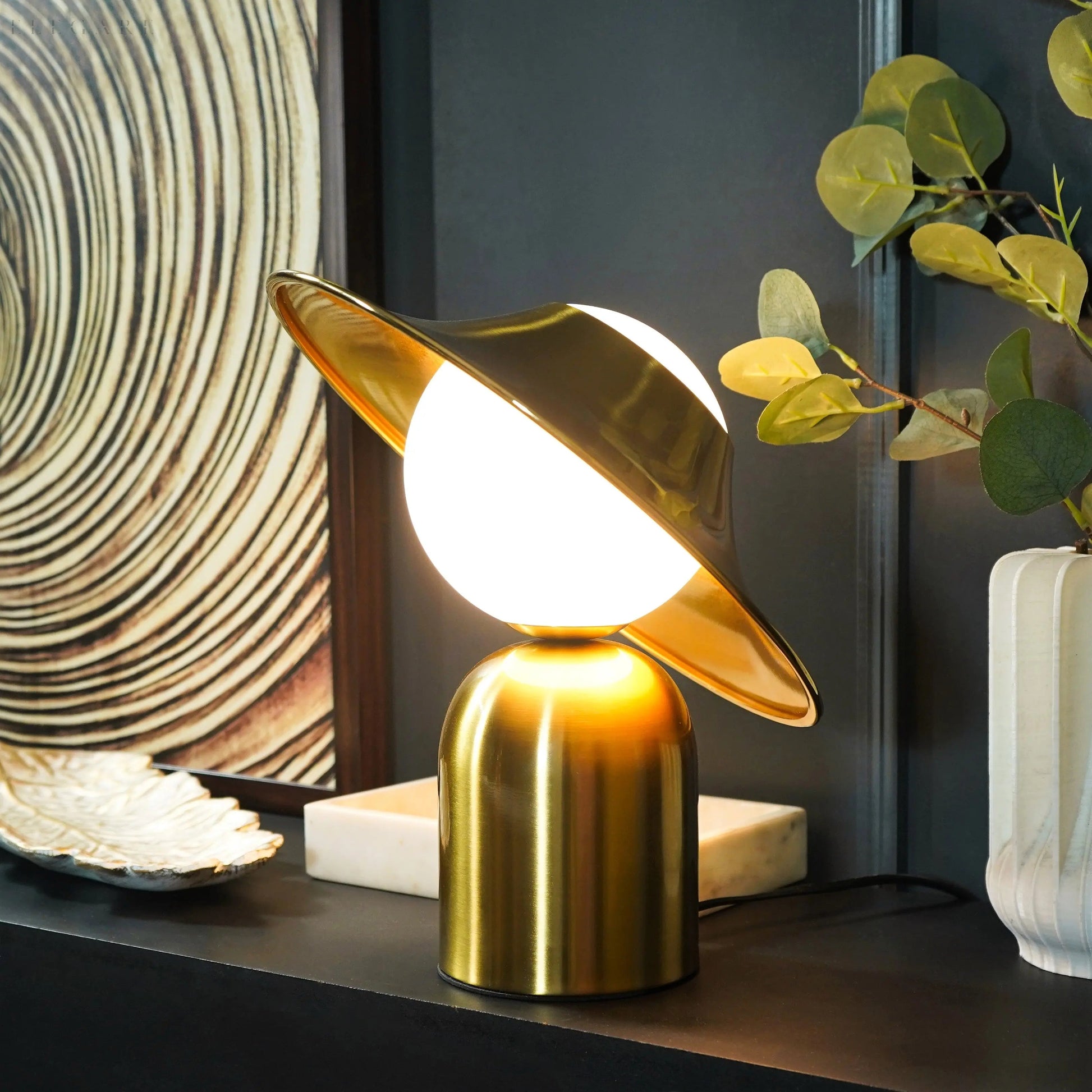 Veska | Elegant Guld Bordslampa Med LED, Skandinavisk Design För Mysigt Interiör Guld