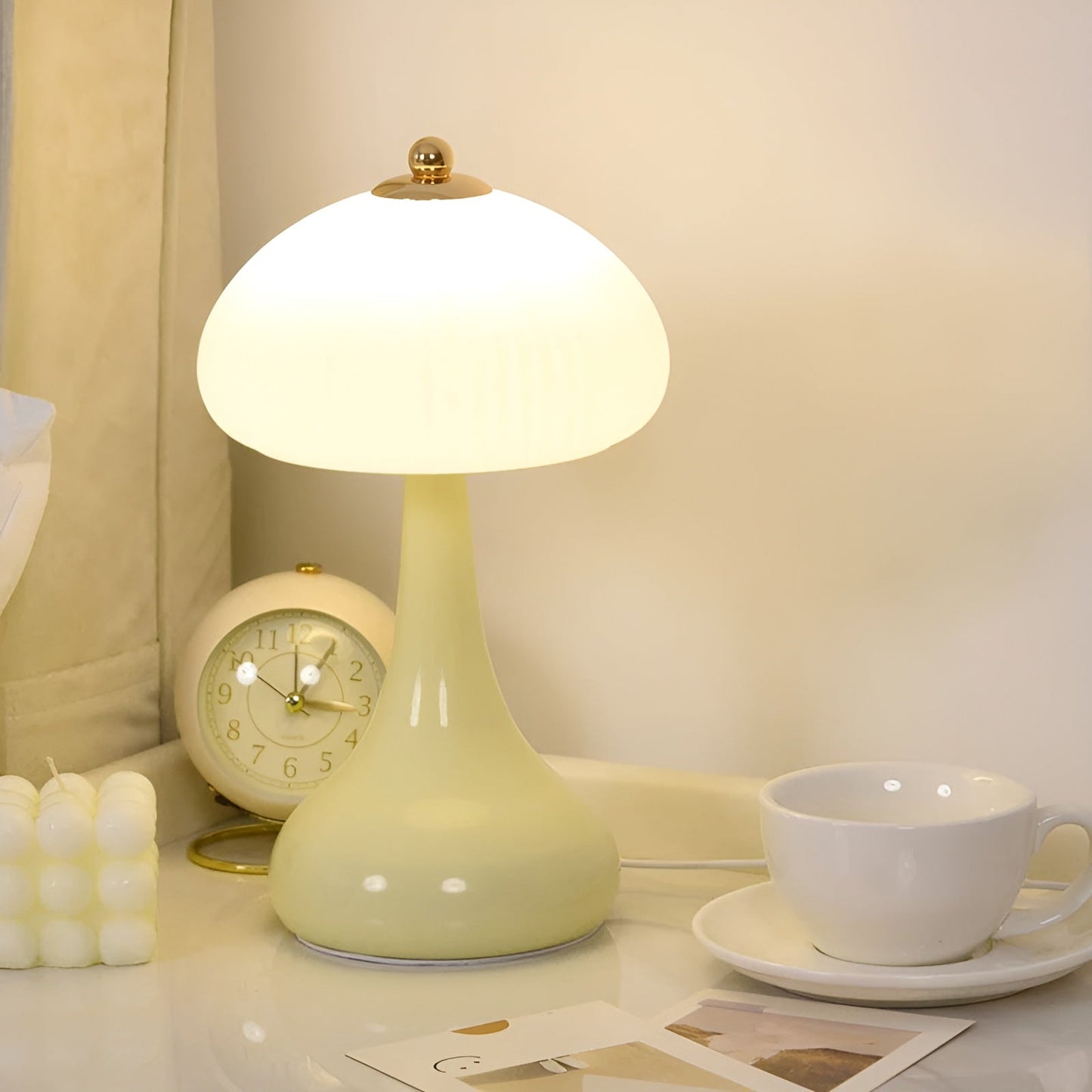 Veska | Eleganza Luxe Bordslampa – Tidslös Svampform med LED-dimningsfunktion i Mjuka Färger Gul Akrylskärm